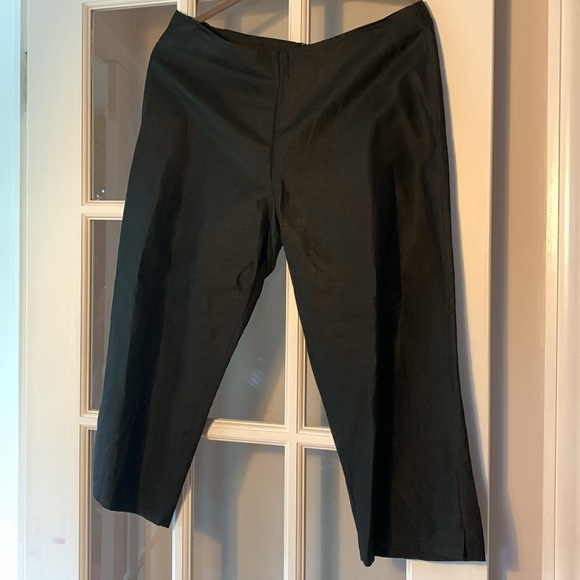 Elegant Lynn Cantin (size10) suit - sleeveless embroidered top & cropped pants. - Picture 6 of 7